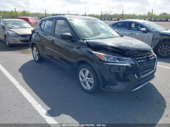  Salvage Nissan Kicks