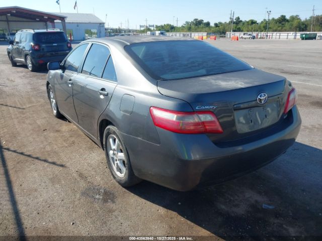 Toyota Camry Le Image 7