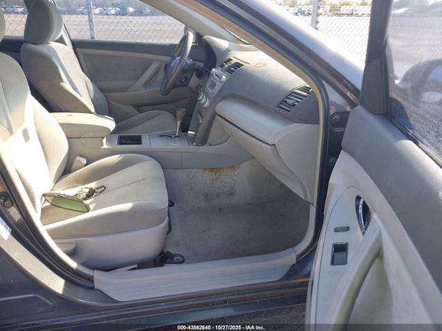 Toyota Camry Le Image 10