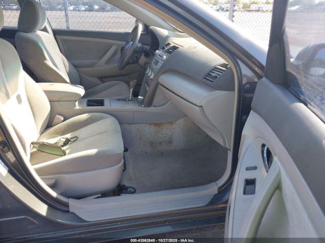 Toyota Camry Le Image 10