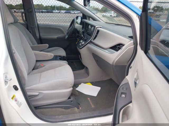 Toyota Sienna Le 8 Passenger Image 10
