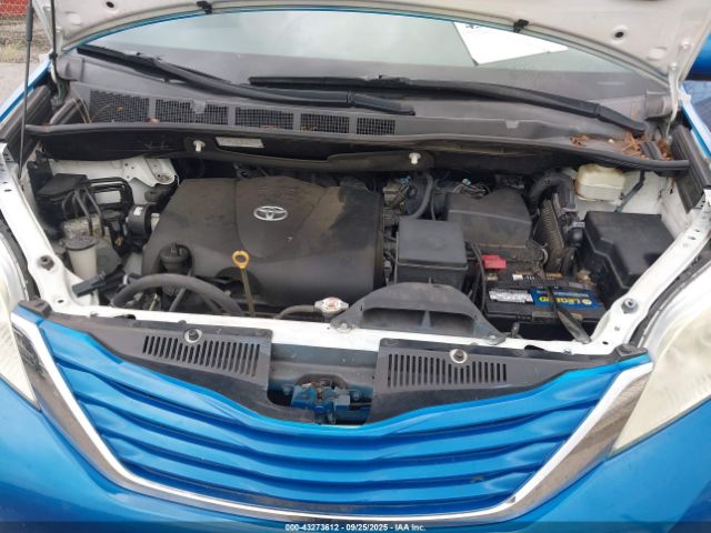 Toyota Sienna Le 8 Passenger Image 3