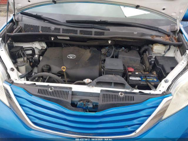 Toyota Sienna Le 8 Passenger Image 3