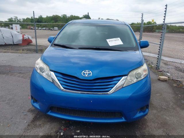 Toyota Sienna Le 8 Passenger Image 4