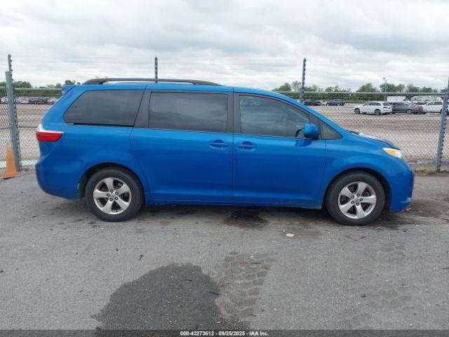 Toyota Sienna Le 8 Passenger Image 16