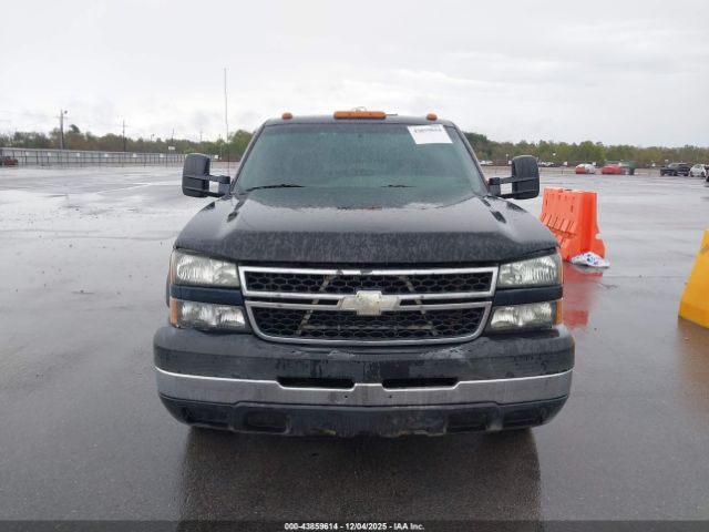 Chevrolet Silverado 3500 Work Truck Image 10