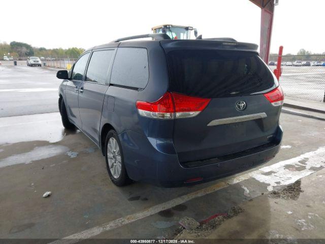 Toyota Sienna Limited V6 7 Passenger Image 4