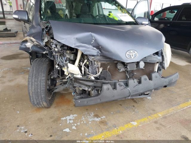 Toyota Sienna Limited V6 7 Passenger Image 7