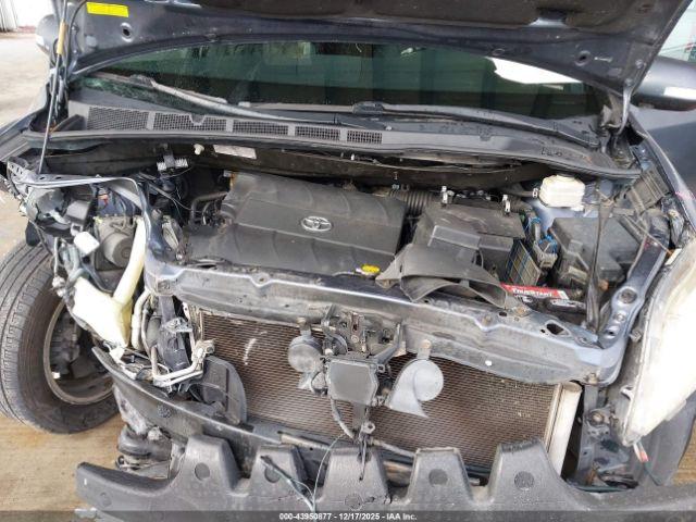 Toyota Sienna Limited V6 7 Passenger Image 3