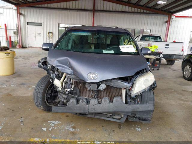 Toyota Sienna Limited V6 7 Passenger Image 11