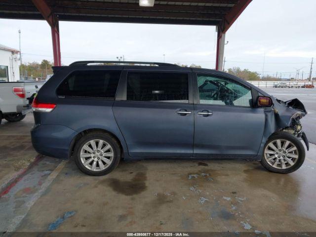 Toyota Sienna Limited V6 7 Passenger Image 12