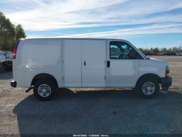Chevrolet Express Work Van Image 4