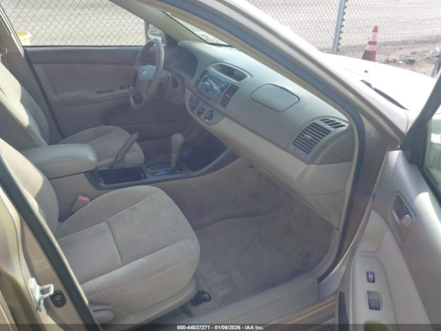 Toyota Camry Le Image 7