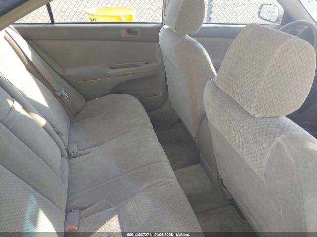 Toyota Camry Le Image 9